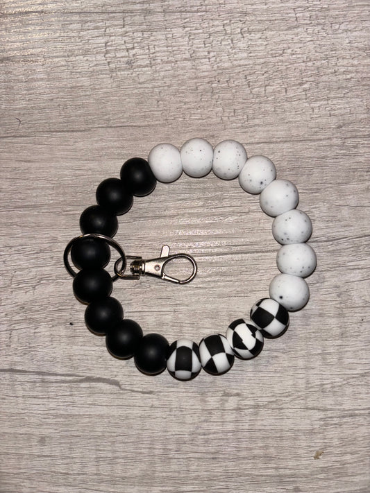 Pulsera de cuadros en blanco y negro